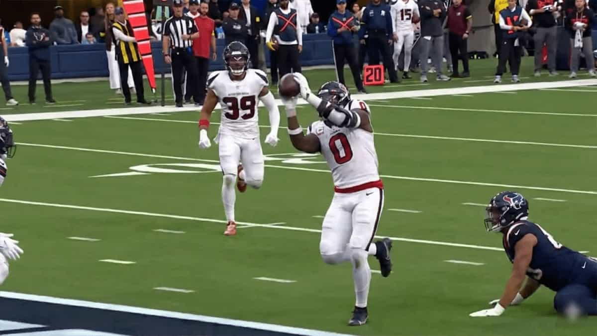 Houston Texans receiver makes a sideline catch during the 20–16 win over the Los Angeles Chargers.