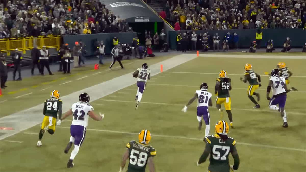 Baltimore Ravens running back breaks free for a touchdown run against the Green Bay Packers during the Week 17 game.